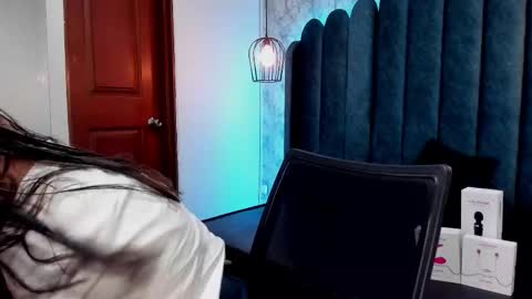 Snapshot of ava_broown chatting on 02/19/25, 02:23              online show from 02/19/25, 02:23