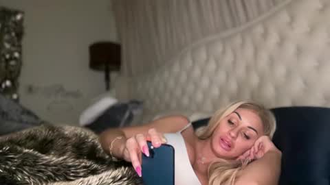 Snapshot of avalonnfoxx chatting on 12/02/24, 12:07 AvalonnFoxx online show from 12/02/24, 12:07