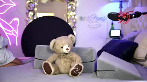 AvalonnFoxx online show from 12/15/25, 07:23