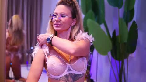 Ava online show from 10/12/25, 03:27