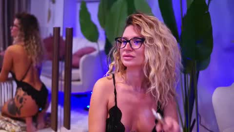 Ava online show from 10/17/25, 04:04