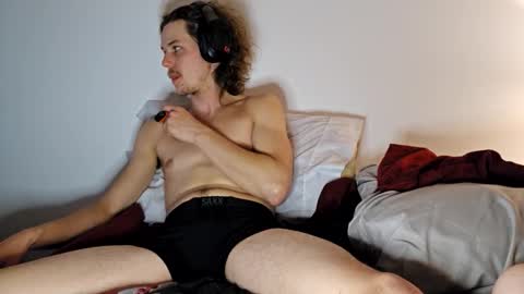 Snapshot of averageguytv chatting on 09/19/25, 03:08 averageguytv online show from 09/19/25, 03:08