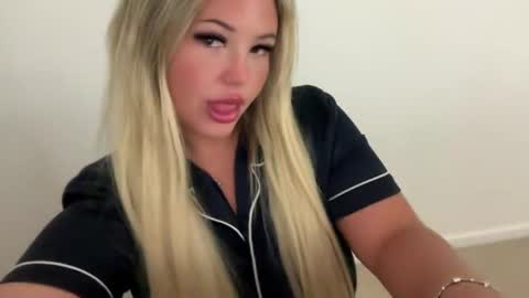 Snapshot of averybabyyx chatting on 06/01/26, 08:05 ur gf online show from 06/01/26, 08:05