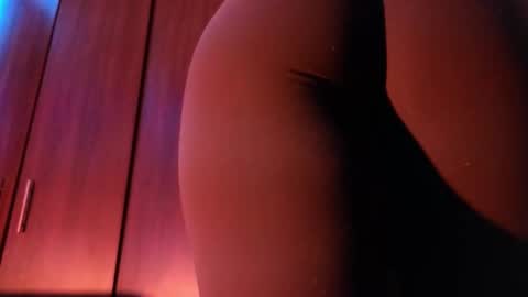 Saraaaa independent model 3 online show from 12/17/25, 03:45