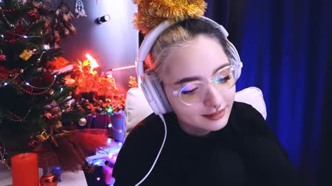 Snapshot of avi_nile chatting on 12/22/24, 05:56 Avriel online show from 12/22/24, 05:56