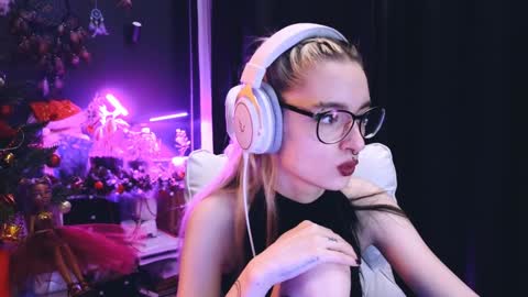 Snapshot of avi_nile chatting on 01/13/25, 12:09 Avriel online show from 01/13/25, 12:09