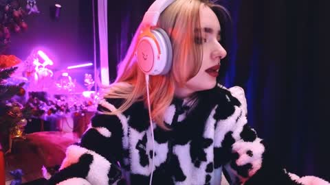 Snapshot of avi_nile chatting on 01/17/25, 01:57 Avriel online show from 01/17/25, 01:57