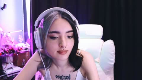 Snapshot of avi_nile chatting on 01/20/25, 05:26 Avriel online show from 01/20/25, 05:26