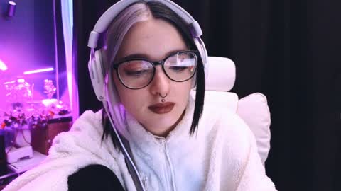 Snapshot of avi_nile chatting on 01/26/25, 02:14 Avriel online show from 01/26/25, 02:14