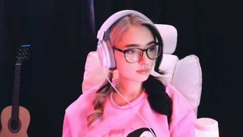 Snapshot of avi_nile chatting on 02/04/25, 02:39 Avriel online show from 02/04/25, 02:39