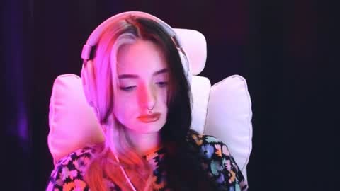 Snapshot of avi_nile chatting on 02/06/25, 02:22 Avriel online show from 02/06/25, 02:22