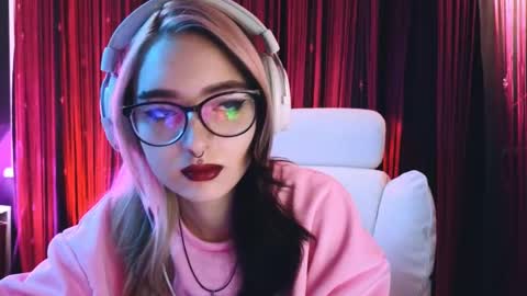 Snapshot of avi_nile chatting on 02/15/25, 02:47 Avriel online show from 02/15/25, 02:47