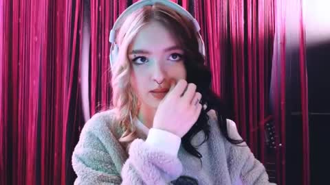 Snapshot of avi_nile chatting on 03/11/25, 05:38 Avriel online show from 03/11/25, 05:38