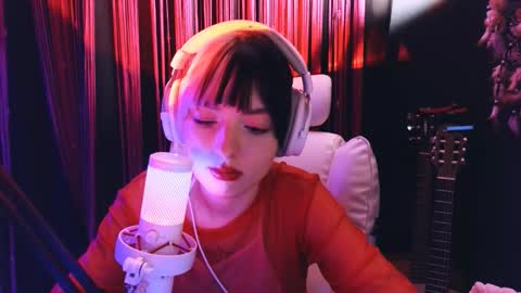 Snapshot of avi_nile chatting on 12/16/25, 09:20 Avriel online show from 12/16/25, 09:20