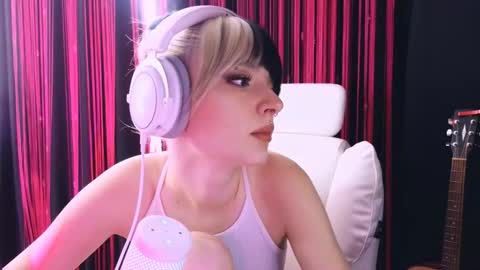 Snapshot of avi_nile chatting on 02/01/26, 04:44 Avriel online show from 02/01/26, 04:44