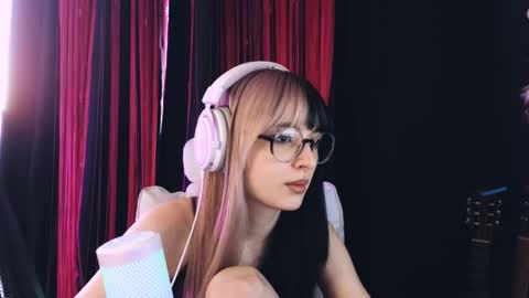 Snapshot of avi_nile chatting on 03/25/26, 12:22 Avriel online show from 03/25/26, 12:22