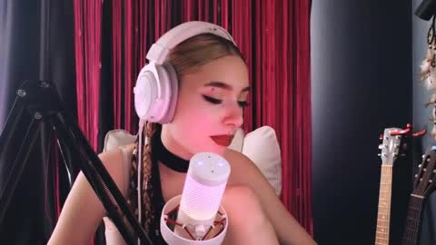 Snapshot of avi_nile chatting on 05/31/26, 03:47 Avriel online show from 05/31/26, 03:47