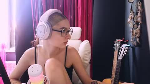 Snapshot of avi_nile chatting on 06/11/26, 03:04 Avriel online show from 06/11/26, 03:04