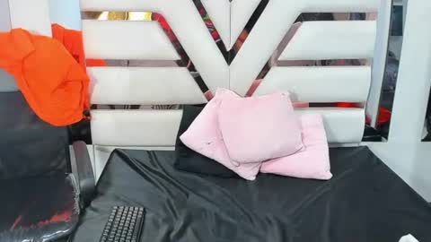 Snapshot of avi_thomsonn_ chatting on 06/14/26, 02:24 avi_thomsonn_ online show from 06/14/26, 02:24