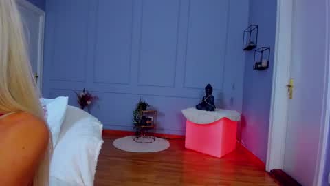 Ella online show from 03/25/26, 05:24