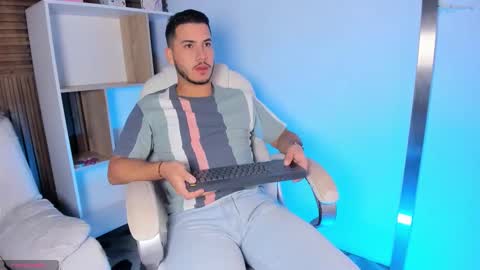 axel_grey_ online show from 09/25/25, 12:09