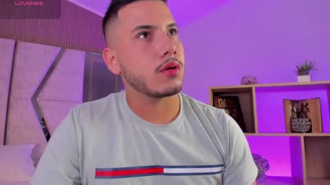 axel_grey_ online show from 04/21/26, 12:44