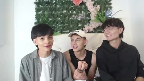 axel_milo_and_kairo online show from 11/07/25, 10:21