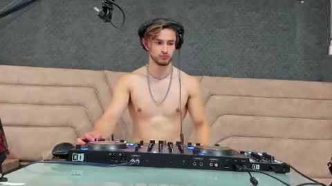Axel  online show from 06/17/26, 01:34