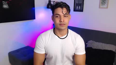 Snapshot of axell_dior chatting on 10/19/25, 10:49 axell online show from 10/19/25, 10:49