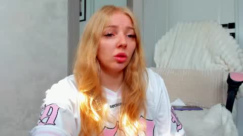 Snapshot of ayaye_ chatting on 07/19/26, 06:17 SundyRose online show from 07/19/26, 06:17