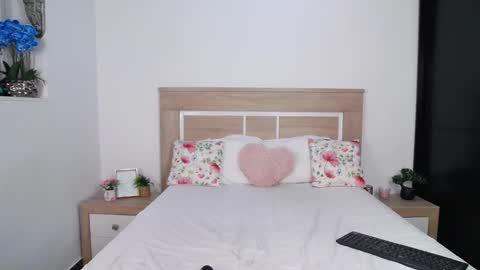 Snapshot of aylin_ross chatting on 10/17/25, 06:21 Aylin Ross online show from 10/17/25, 06:21