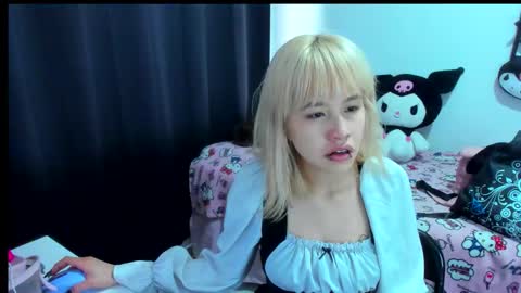 Azu Moure online show from 12/22/25, 04:37