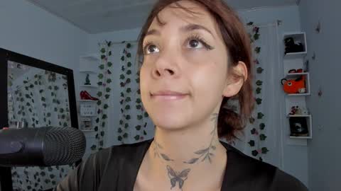 Snapshot of azumi_saan chatting on 12/20/25, 02:40 azumi saan online show from 12/20/25, 02:40