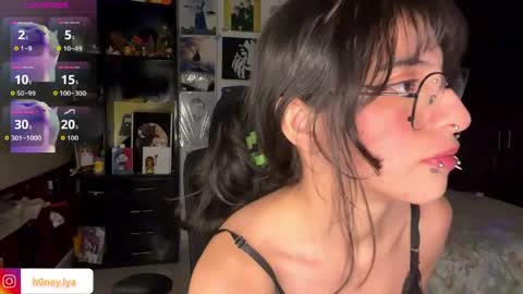 Snapshot of b0nnie_h0ney chatting on 04/15/26, 02:29 Lyanna online show from 04/15/26, 02:29