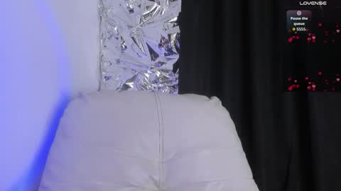 Queen B online show from 10/25/25, 06:46