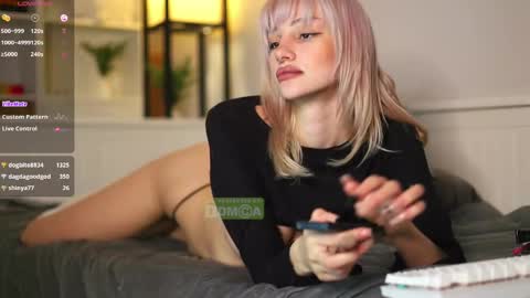 Snapshot of babeholly chatting on 02/20/25, 11:21 Hey  Im your angel Holly online show from 02/20/25, 11:21