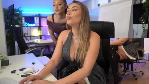 Olivia and Lexi online show from 04/22/26, 04:59