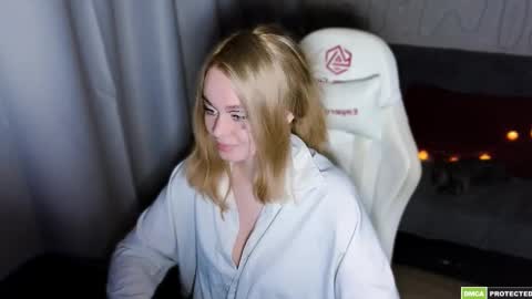 Snapshot of bad_girl009 chatting on 10/28/25, 01:53 Lin online show from 10/28/25, 01:53