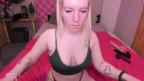 Snapshot of baiambel_mi chatting on 02/06/25, 11:21 holly online show from 02/06/25, 11:21