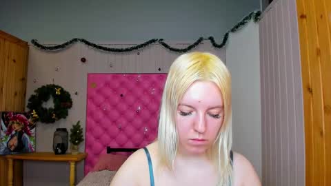 Snapshot of baiambel_mi chatting on 02/18/25, 07:54 holly online show from 02/18/25, 07:54