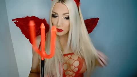 Barbi Bentley online show from 10/31/25, 08:15