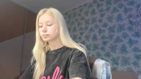 Snapshot of barbie_angel_ chatting on 12/21/25, 12:18 Barbie online show from 12/21/25, 12:18