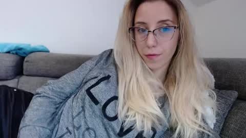 Snapshot of barelylegalblondy chatting on 05/04/26, 04:47 Lena online show from 05/04/26, 04:47