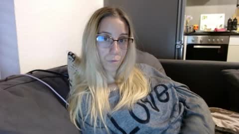 Snapshot of barelylegalblondy chatting on 06/01/26, 05:36 Lena online show from 06/01/26, 05:36
