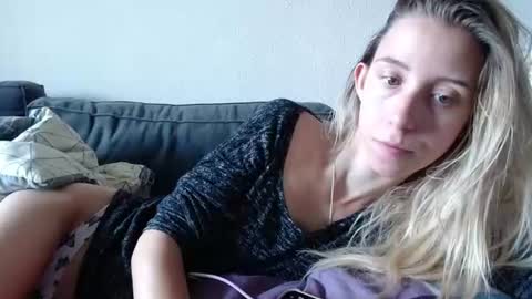 Snapshot of barelylegalblondy chatting on 06/11/26, 09:51 Lena online show from 06/11/26, 09:51