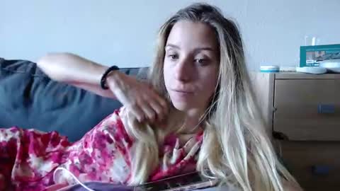 Snapshot of barelylegalblondy chatting on 06/20/26, 07:11 Lena online show from 06/20/26, 07:11