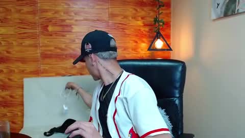 Snapshot of bastiaan_28 chatting on 12/28/24, 04:19 Bastian online show from 12/28/24, 04:19