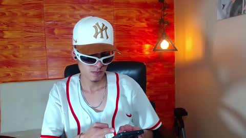 Snapshot of bastiaan_28 chatting on 02/20/25, 02:40 Bastian online show from 02/20/25, 02:40