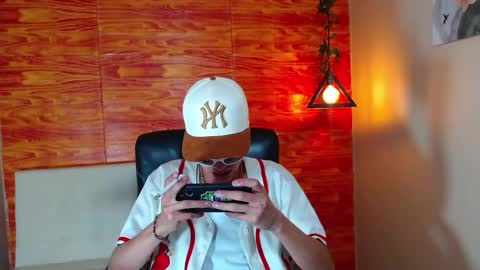 Snapshot of bastiaan_28 chatting on 02/20/25, 05:44 Bastian online show from 02/20/25, 05:44