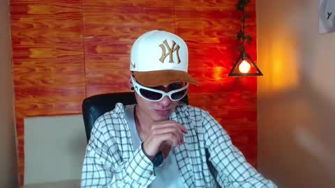 Snapshot of bastiaan_28 chatting on 02/21/25, 06:18 Bastian online show from 02/21/25, 06:18